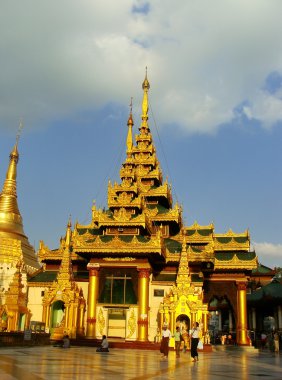 Hacılar shwedagon pagoda karmaşık, yan tapınaklar yürüyüş