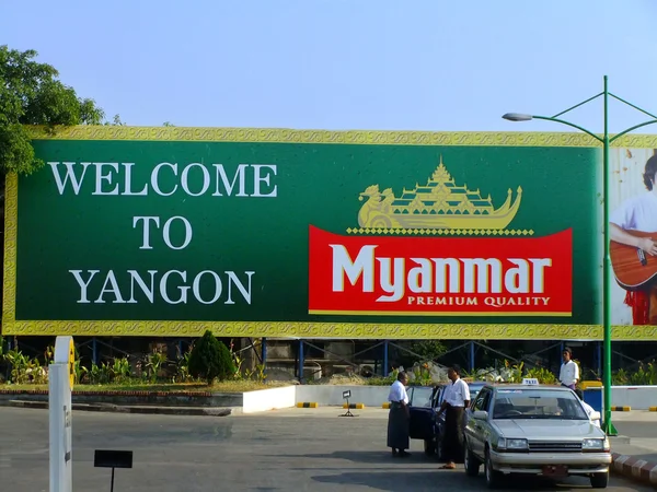 Bienvenido a Yangon firmar en el aeropuerto internacional, Myanmar — Foto de Stock