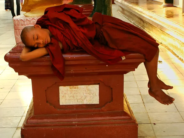 Młody mnich spanie shwedagon pagoda, yangon, myanmar — Stock fotografie