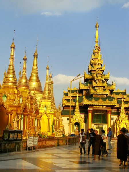 行走在 shwedagon 塔复杂，颜庙周围的朝圣者 — 图库照片