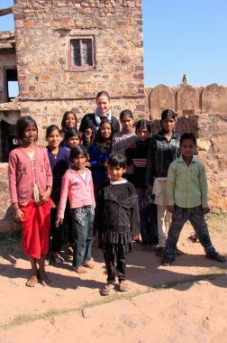 Hindistan ranthambore kalede oynayan yerel çocuklar