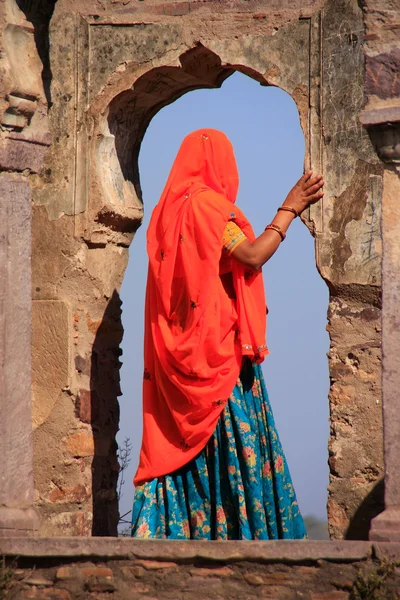 Indisk kvinna i färgglada sari stående i hålfoten, ranthambore — Stockfoto