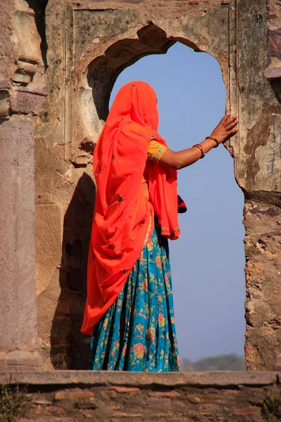 Indisk kvinna i färgglada sari stående i hålfoten, ranthambore — Stockfoto