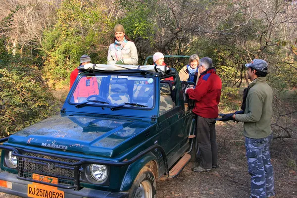 Tourists going on a tiger safari, Ranthambore National Park, Ind — Stock Photo, Image