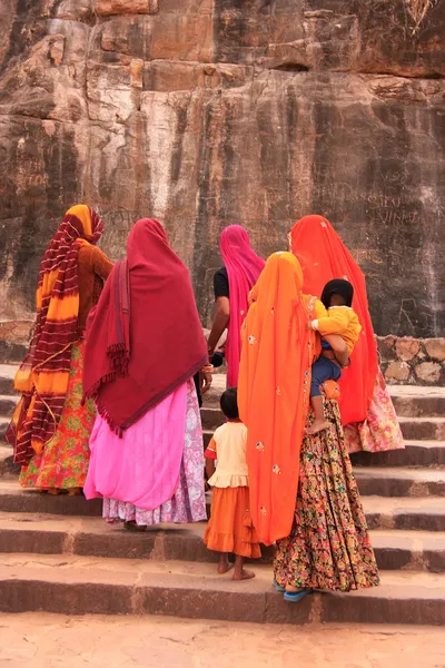 Mujeres indias en saris coloridos con niños subiendo las escaleras a —  Fotos de Stock