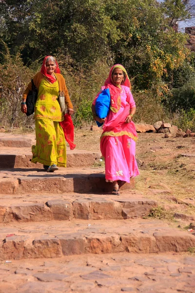 Indian women in colorful saris walking at Ranthambore Fort, Indi — Stock Photo, Image