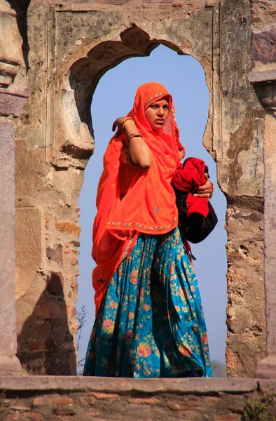 Mujer india en colorido sari de pie en el arco, Ranthambore —  Fotos de Stock