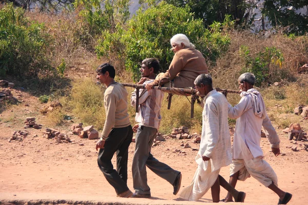 Hombres locales llevando anciana en Ranthambore Fort, India —  Fotos de Stock