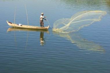 Yerel adam net bir tekne, amarapura, myanmar ile Balık tutma