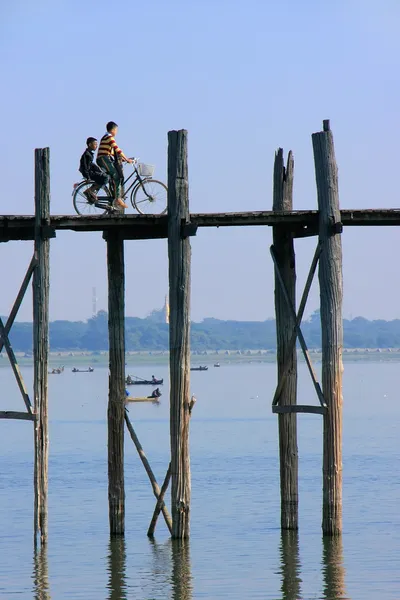 Osoba s vybudovaná na most u bein, amarapura, myanmar — Stock fotografie