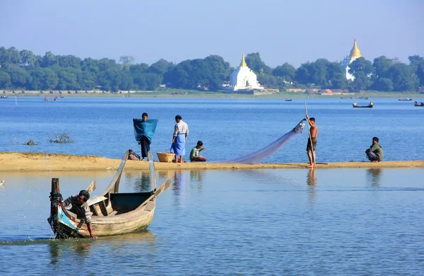 Gente local pescando junto al lago, Amarapura, Myanmar —  Fotos de Stock