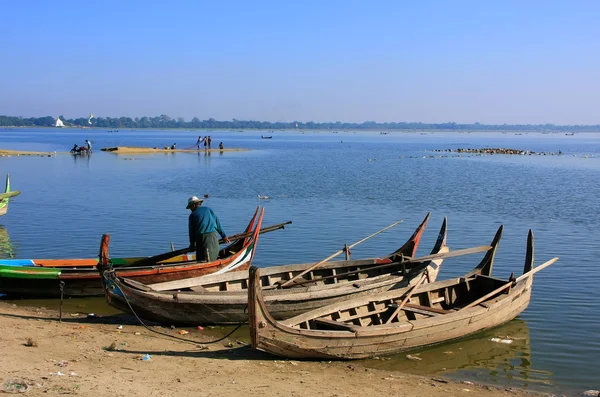 Houten boten op het meer, amarapura, myanmar — Stockfoto