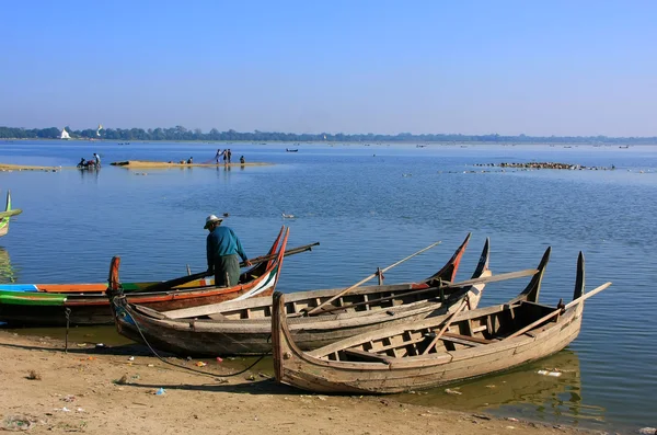 Träbåtar på sjön, amarapura, myanmar — Stockfoto