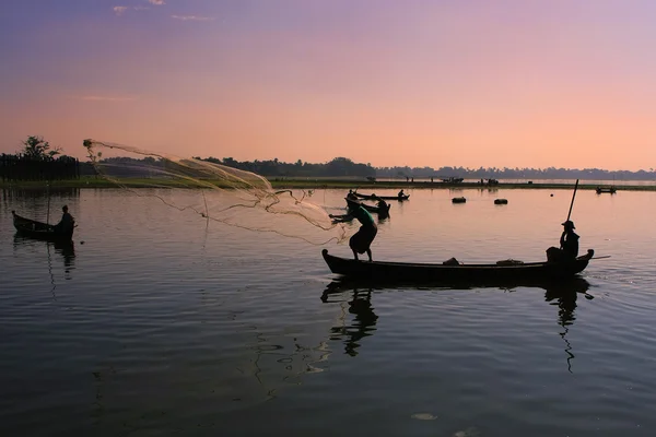 Místní lidé loví při západu slunce, amarapura, myanmar — Stock fotografie