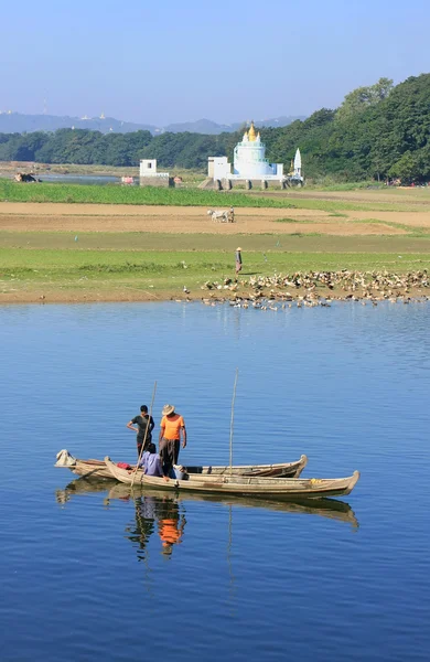 Bir tekne yakındaki u bein Köprüsü, amarapura, myanmar'ın yerel erkeklerde — Stok fotoğraf