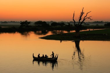 renkli günbatımında lake, amarapura, myanmar