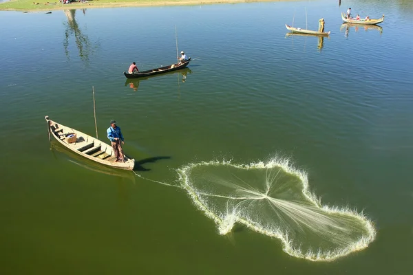 Tubylec połowów przy użyciu sieci z łodzi, amarapura, myanmar — Zdjęcie stockowe