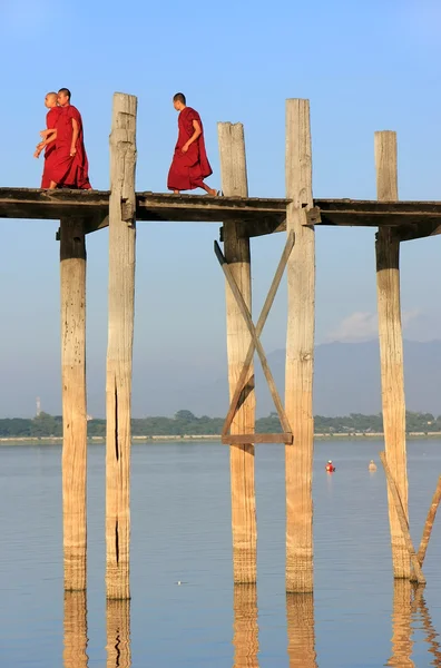 Βουδιστές μοναχοί περπάτημα στο u bein γέφυρα, amarapura, Μιανμάρ — Φωτογραφία Αρχείου