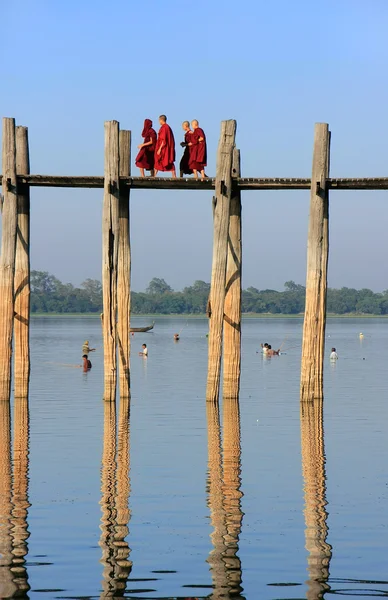 Monaci buddisti che camminano sul ponte U Bein, Amarapura, Myanmar — Foto Stock