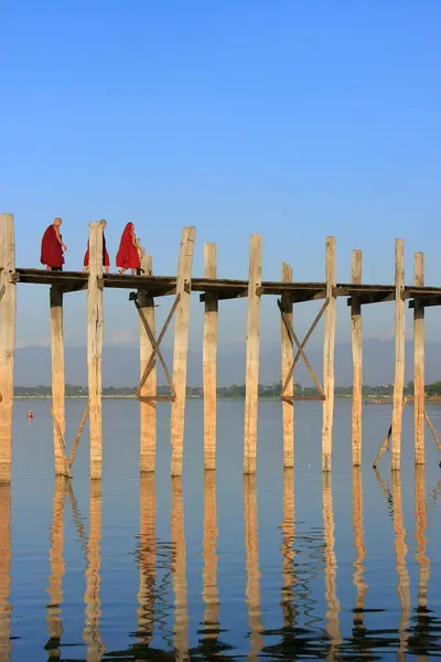 佛教僧侣，走在乌本桥、 阿马拉布拉、 缅甸 — 图库照片
