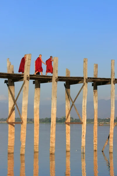 Buddhističtí mniši na most u bein, amarapura, myanmar — Stock fotografie