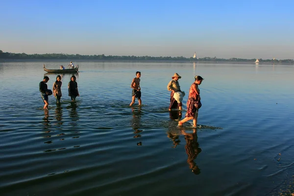Gente local caminando fuera del lago con peces, Amarapura, Myanmar — Foto de Stock