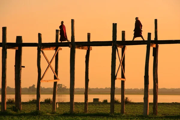 Siluetu lidí na mostě u bein při západu slunce, amarapura, myanma — Stock fotografie