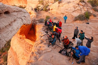 fotoğrafçılar ve mesa kemer, canyo güneş doğarken izliyor turist