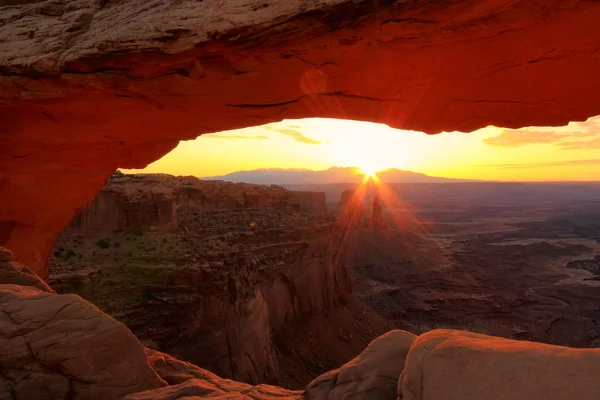 Glödande mesa arch på sunrise, canyonlands nationalpark, utah, u — Stockfoto