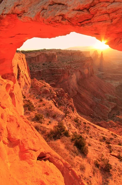 Glowing Mesa Arch all'alba, Canyonlands National Park, Utah, U — Foto Stock