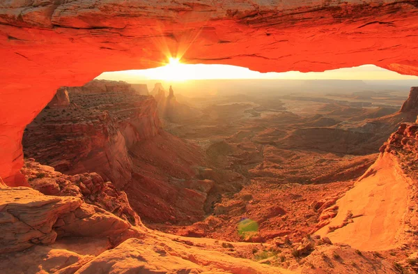 Glowing Mesa Arch at sunrise, Canyonlands National Park, Utah, U — Stock Photo, Image