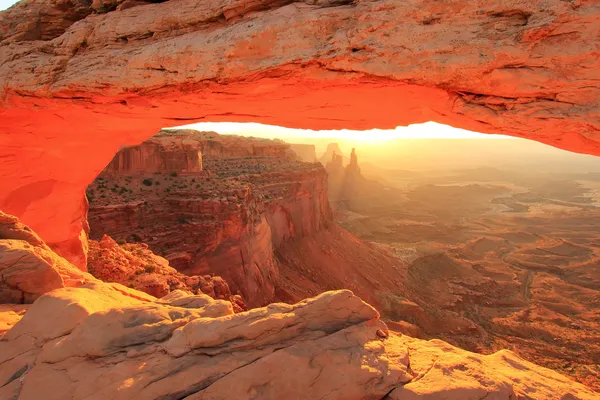 Glowing Mesa Arch at sunrise, Canyonlands National Park, Utah, U — Stock Photo, Image