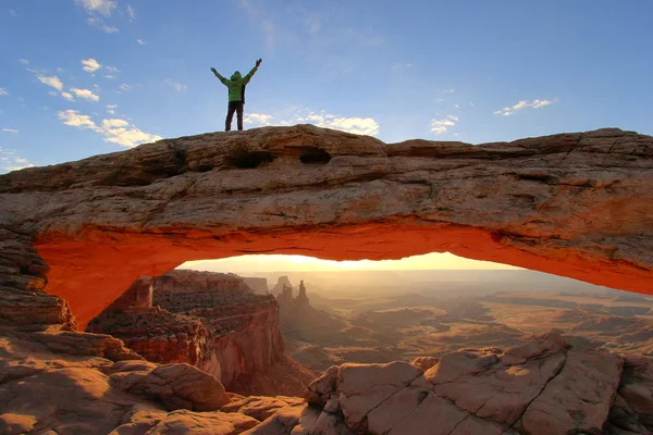 Silhouetted person standing on top of Mesa Arch, Canyonlands Nat — Stock Photo, Image
