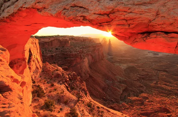 Zářící mesa arch v sunrise, canyonlands národní park, utah, u — Stock fotografie