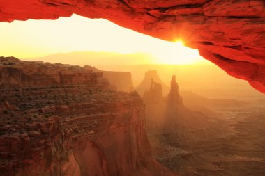 parlayan mesa arch adlı sunrise, canyonlands Milli Parkı, utah, u