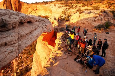 fotoğrafçılar ve mesa kemer, canyo güneş doğarken izliyor turist