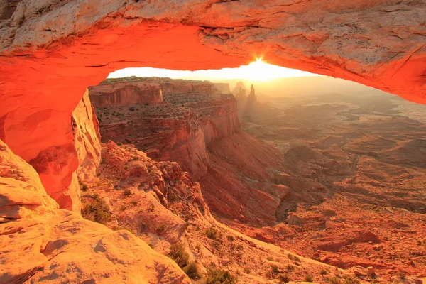 Glowing Mesa Arch at sunrise, Canyonlands National Park, Utah, U — Stock Photo, Image