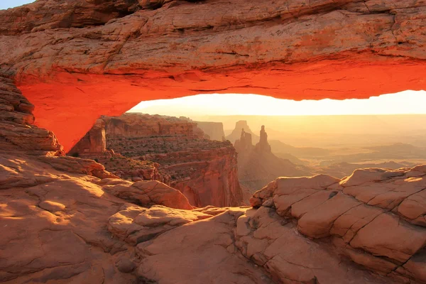 Glowing Mesa Arch at sunrise, Canyonlands National Park, Utah, U — Stock Photo, Image