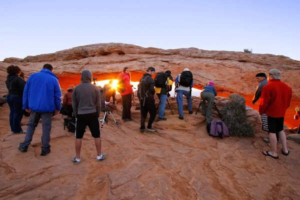 Photographers and tourists watching sunrise at  Mesa Arch, Canyo — Stock Photo, Image