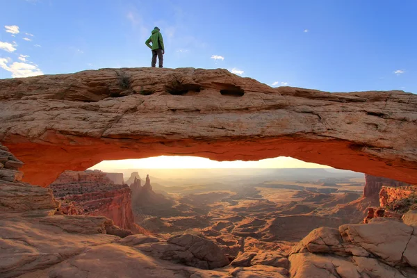 Pessoa silhueta em pé no topo do Mesa Arch, Canyonlands Nat — Fotografia de Stock