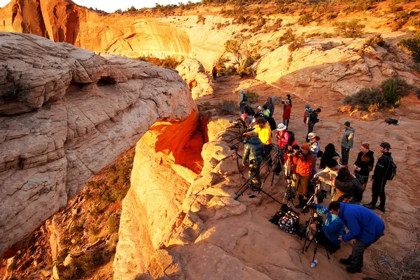 Photographers and tourists watching sunrise at  Mesa Arch, Canyo — Stock Photo, Image