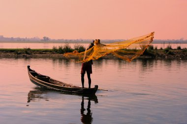 gün batımı, amarapura, myanmar balık bir ağı ile yerel adam
