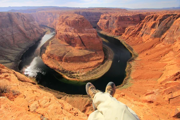 Parę nóg w horseshoe bend wychodzą, koncepcja przygoda — Zdjęcie stockowe