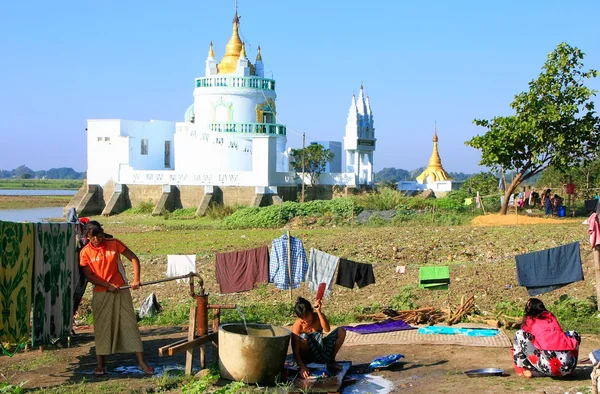 Donne locali che fanno il bucato vicino al tempio buddista, Amarapura, Myanm — Foto Stock