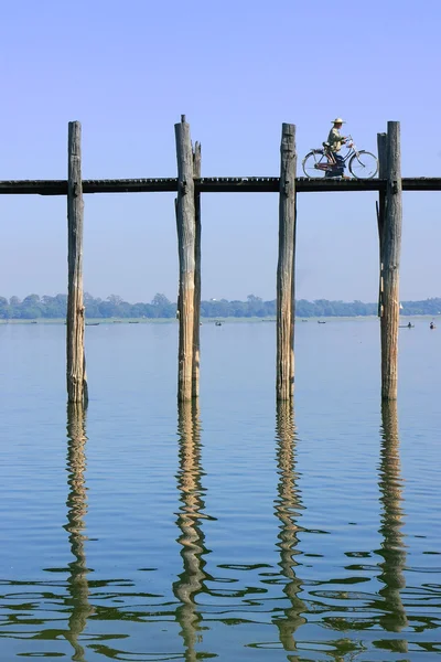 U bein 橋、アマラプラ、ミャンマーに自転車を持つ人 — ストック写真