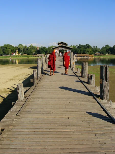 Monges budistas caminhando na ponte U Bein, Amarapura, Mianmar — Fotografia de Stock