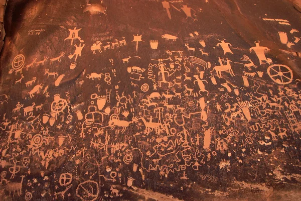 Индейские петроглифы, Исторический памятник Газетного Рока, Юта — стоковое фото