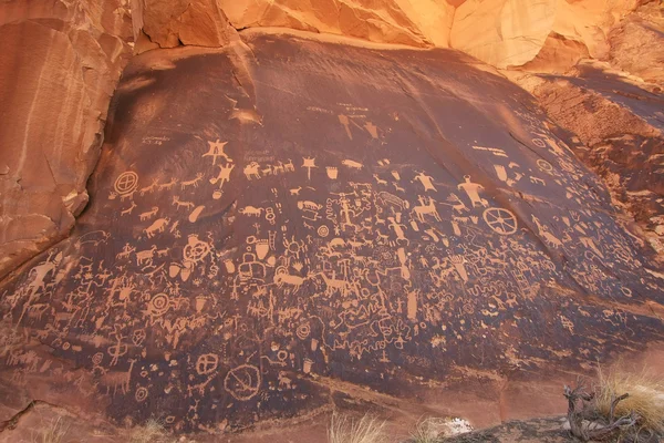 Indiase rotstekeningen, krant rock staat historisch monument, utah — Stockfoto