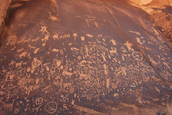 Indické petroglyfy, noviny rock Státní historický památník, utah — Stock fotografie