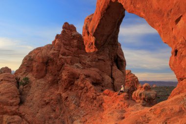 Güney pencere arch parlayan güneş doğarken, arches national park, utah